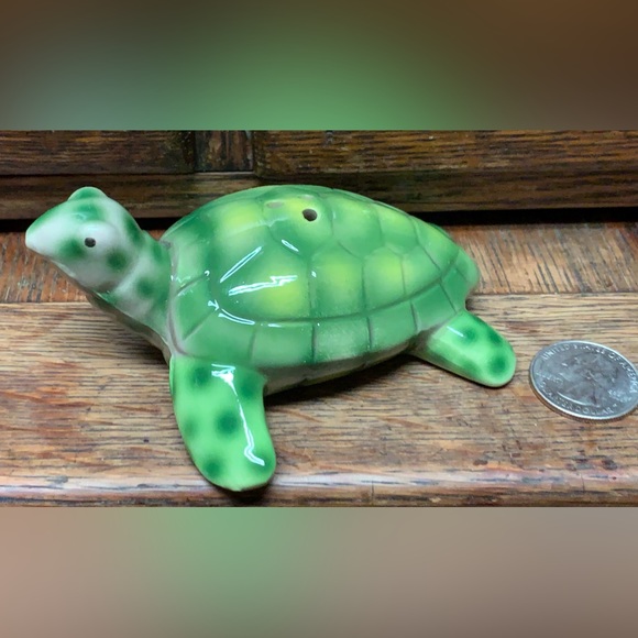 Vintage Green Glazed Ceramic Figural Turtle Shaped Salt Pepper Shaker Figurine - Picture 9 of 14
